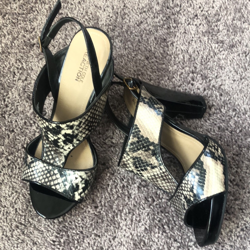 KENNETH COLE REACTION | T - Strap Sandal